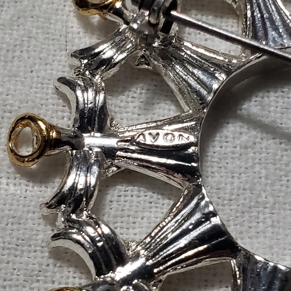 Beautiful Vintage Avon "Circle of Angels" Silvertone and Goldtone Brooch - Picture 6 of 8